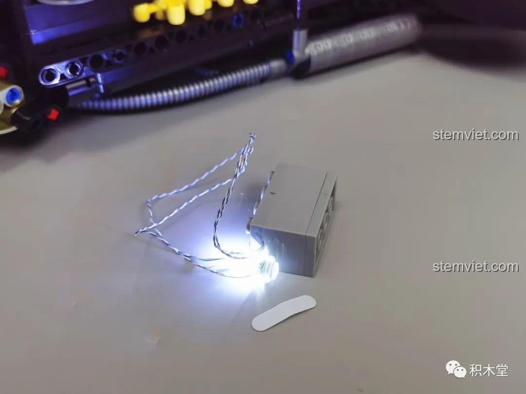 Kiểm tra bộ đèn LED của Panlos 672110 trước khi lắp vào mô hình để đảm bảo chúng hoạt động tốt.