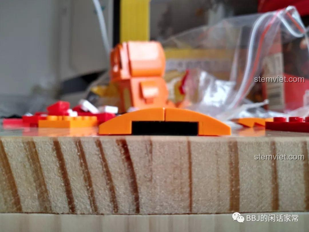 Mảnh ghép cong của Keeppley được đặt trên mặt phẳng, để lộ ra một khe hở nhỏ ở phía dưới, cho thấy độ cong vênh.