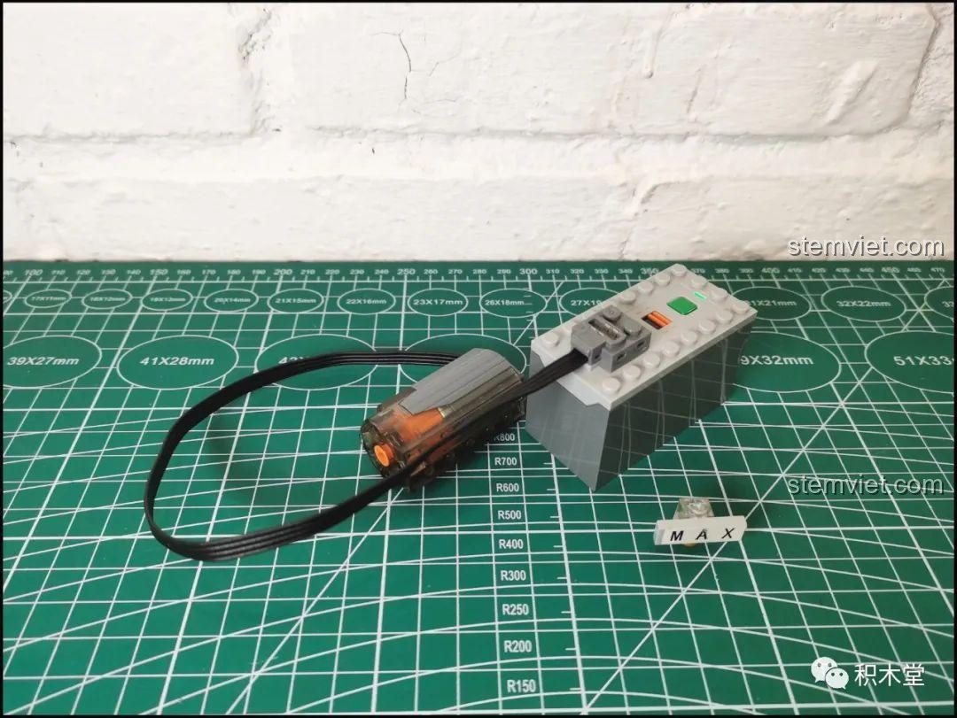 Kiểm tra hoạt động của động cơ và hộp pin trước khi bắt đầu lắp ráp mô hình xe trượt tuyết và 8 con tuần lộc.