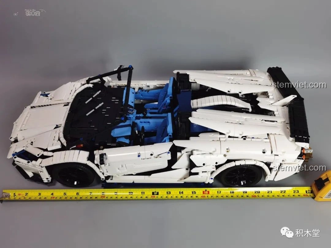 Kiểm tra độ nhún của hệ thống giảm xóc bánh sau trên mô hình Feifan F10002 Lamborghini Aventador SVJ Roadster.