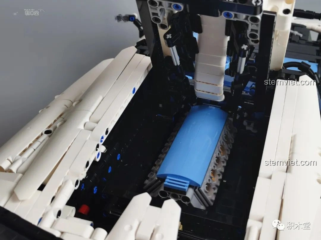 Kiểm tra độ nhún của hệ thống giảm xóc bánh trước trên mô hình Feifan F10002 Lamborghini Aventador SVJ Roadster.