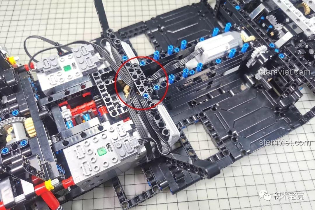 Kiểm tra tổng thể hệ thống dây điện và các chi tiết cơ khí của Lamborghini Aventador SVJ Roadster LZ2101. Đánh giá bộ lắp ráp Lezhuang LZ2101.