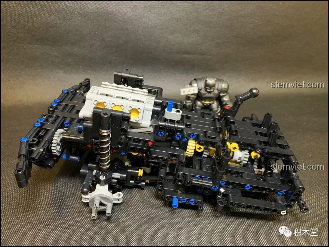 Kiểm tra hoạt động của hộp số trên mô hình Jeep Wrangler Rubicon màu xanh quân đội 13124.