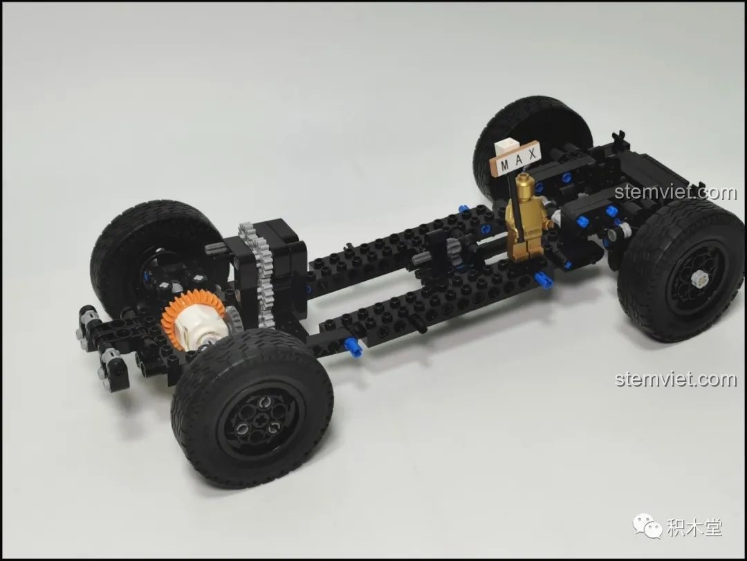 Khung gầm của xe Humvee C61027 đã hoàn thành với hệ thống truyền động và bánh xe, sẵn sàng cho các bước tiếp theo.