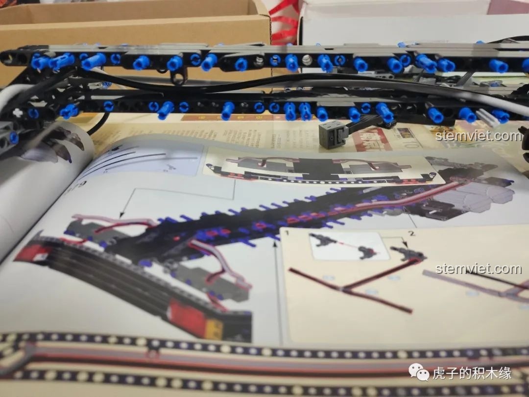 Kiểm tra lại các đường ống khí nén sau khi hoàn thành phần khung xe Mould King 19002.