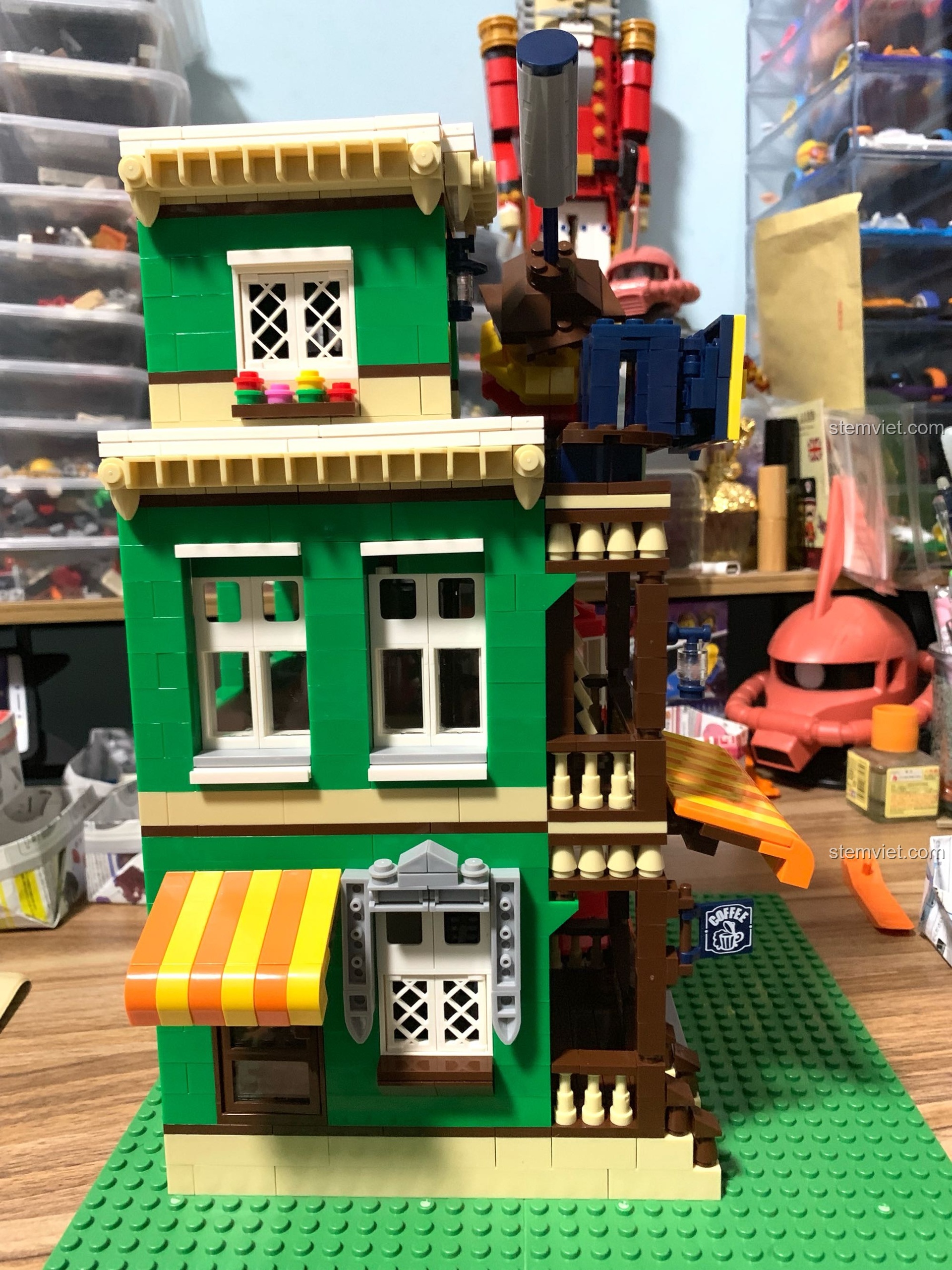 Góc nhìn bên hông của bộ WANGE 6313 Tòa nhà Modular Building, cho thấy kiến trúc đa dạng và màu sắc bắt mắt.