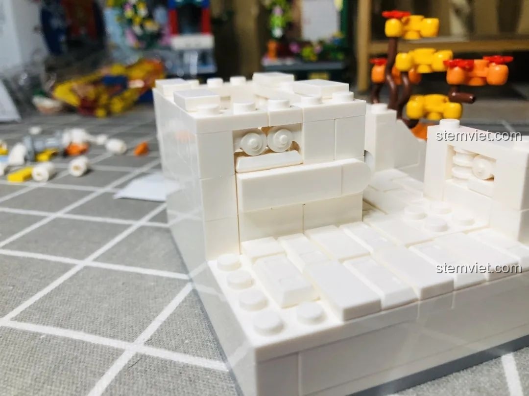 Góc nhìn tổng thể phần kiến trúc trắng và đèn lồng trên mô hình Wekki 506004 Cảnh Thu.