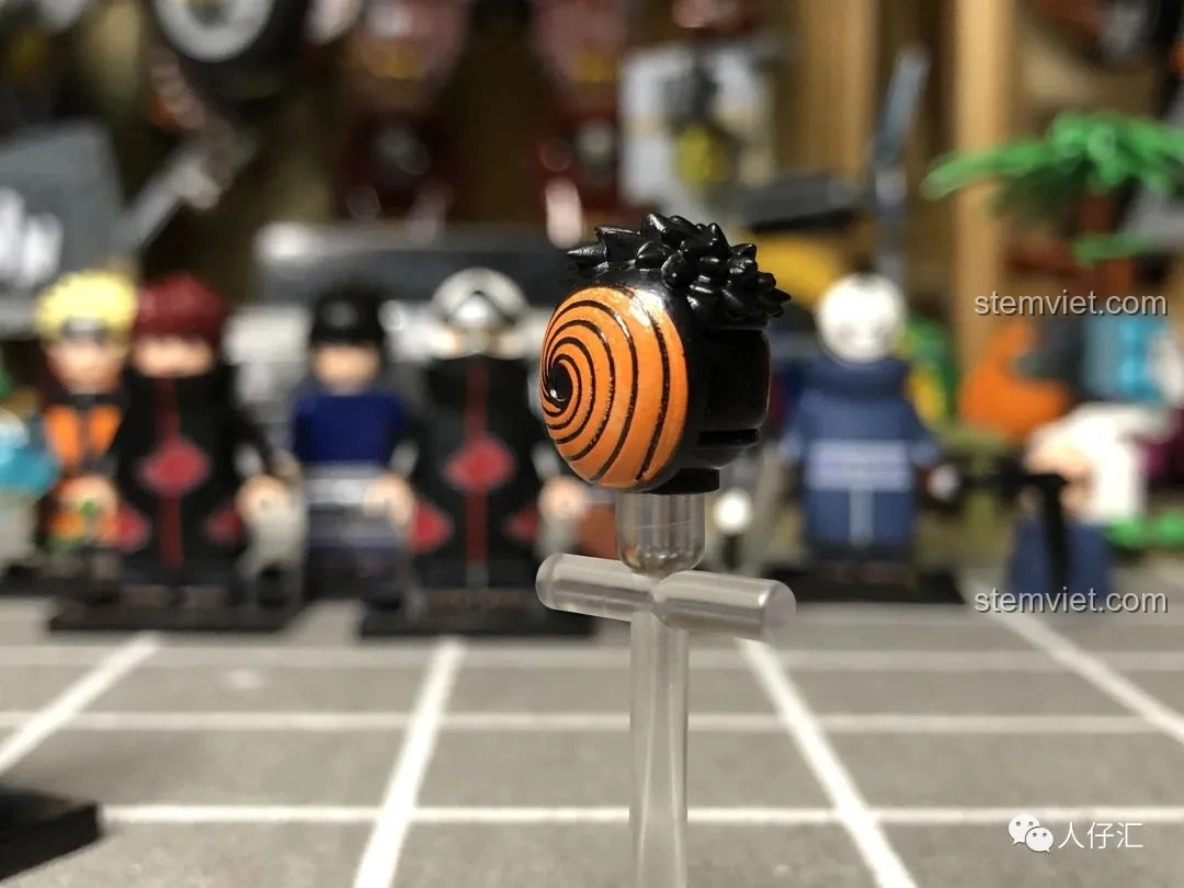 Cận cảnh kiểu tóc của Minifigure Deidara WM2095, với phần bím tóc có thể tháo rời.