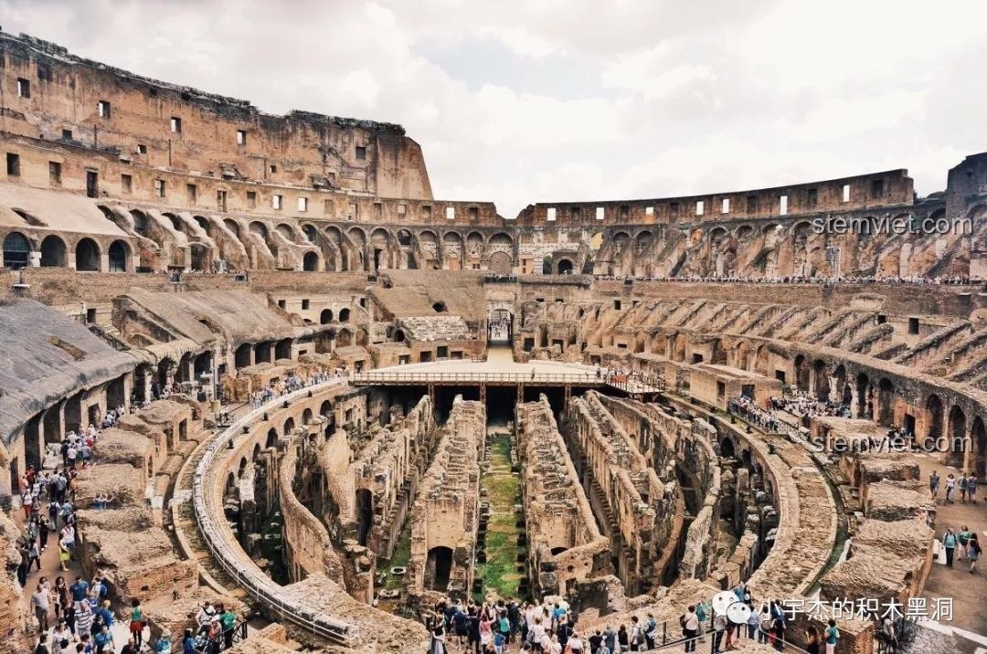 Mô hình King Kong đứng cạnh Đấu trường Colosseum WANGE 5225, tạo nên một khung cảnh ấn tượng.