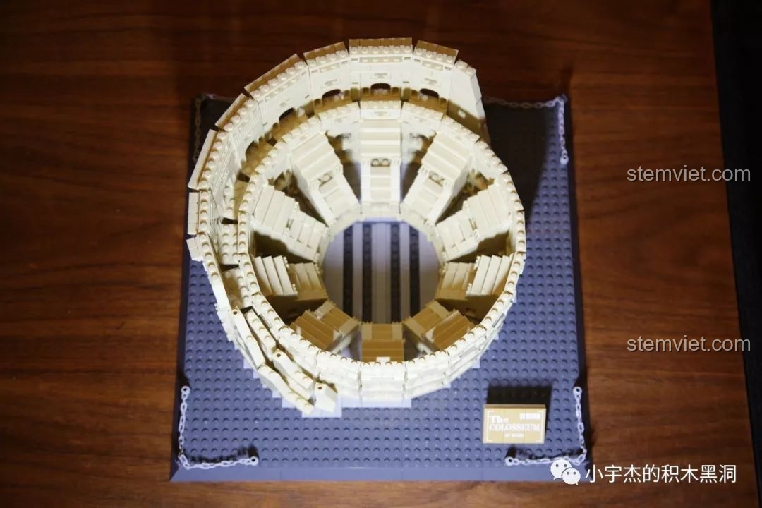 Mô hình King Kong đặt bên trong Đấu trường Colosseum WANGE 5225, tạo cảnh tượng độc đáo.