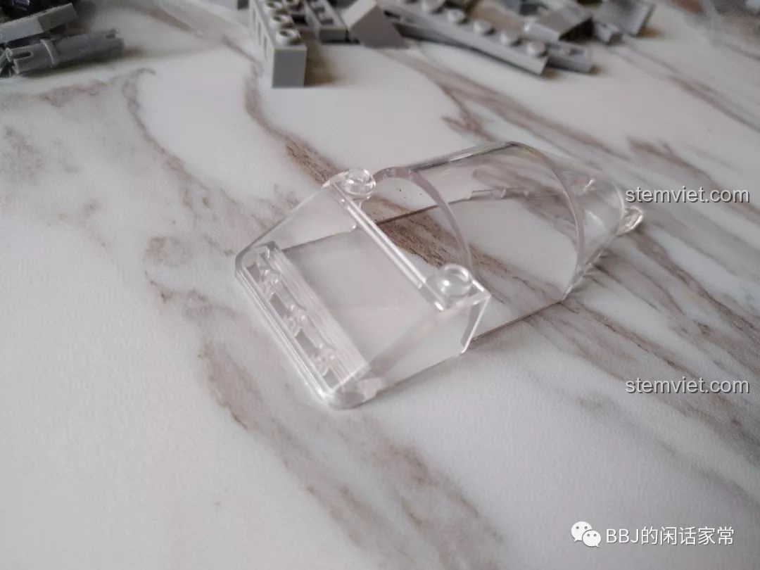 Chi tiết kính buồng lái trong suốt của mô hình Chiến đấu cơ A6M Zero, có một vài vết xước nhỏ.