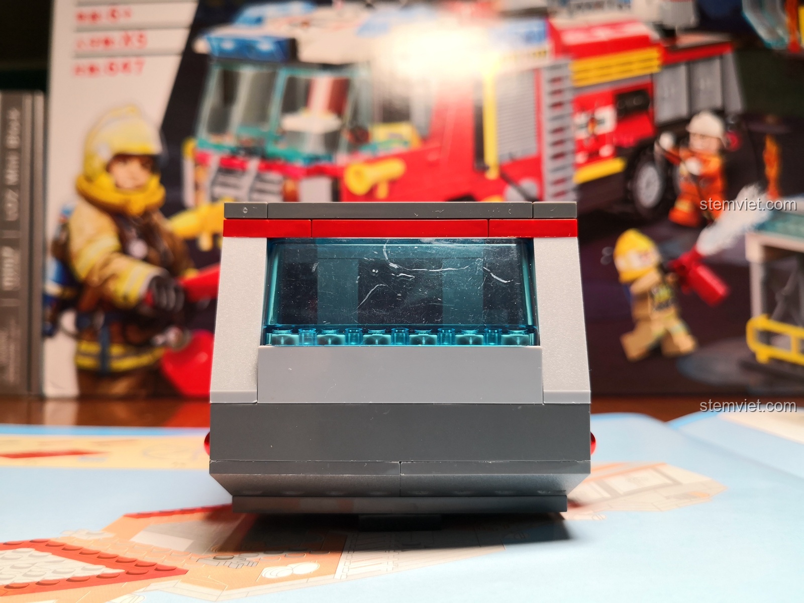 Đánh giá QMAN 2809: phần kính sau của xe cứu hỏa bị nhiều vết xước.