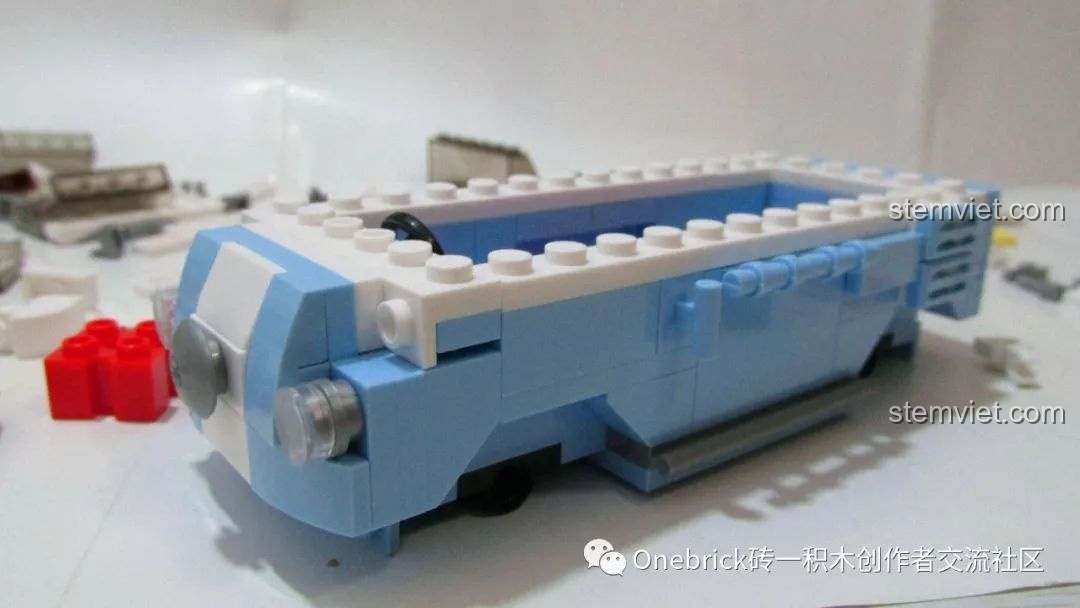 Chi tiết kính chắn gió bị trầy xước của bộ Xe Van Cắm Trại T1 M38B0707, một điểm trừ về đóng gói sản phẩm.