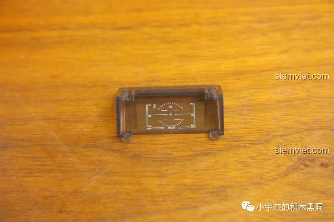 Cận cảnh chi tiết kính chắn gió trong suốt được in họa tiết bảng điều khiển sắc nét của xe GUDI 10802.