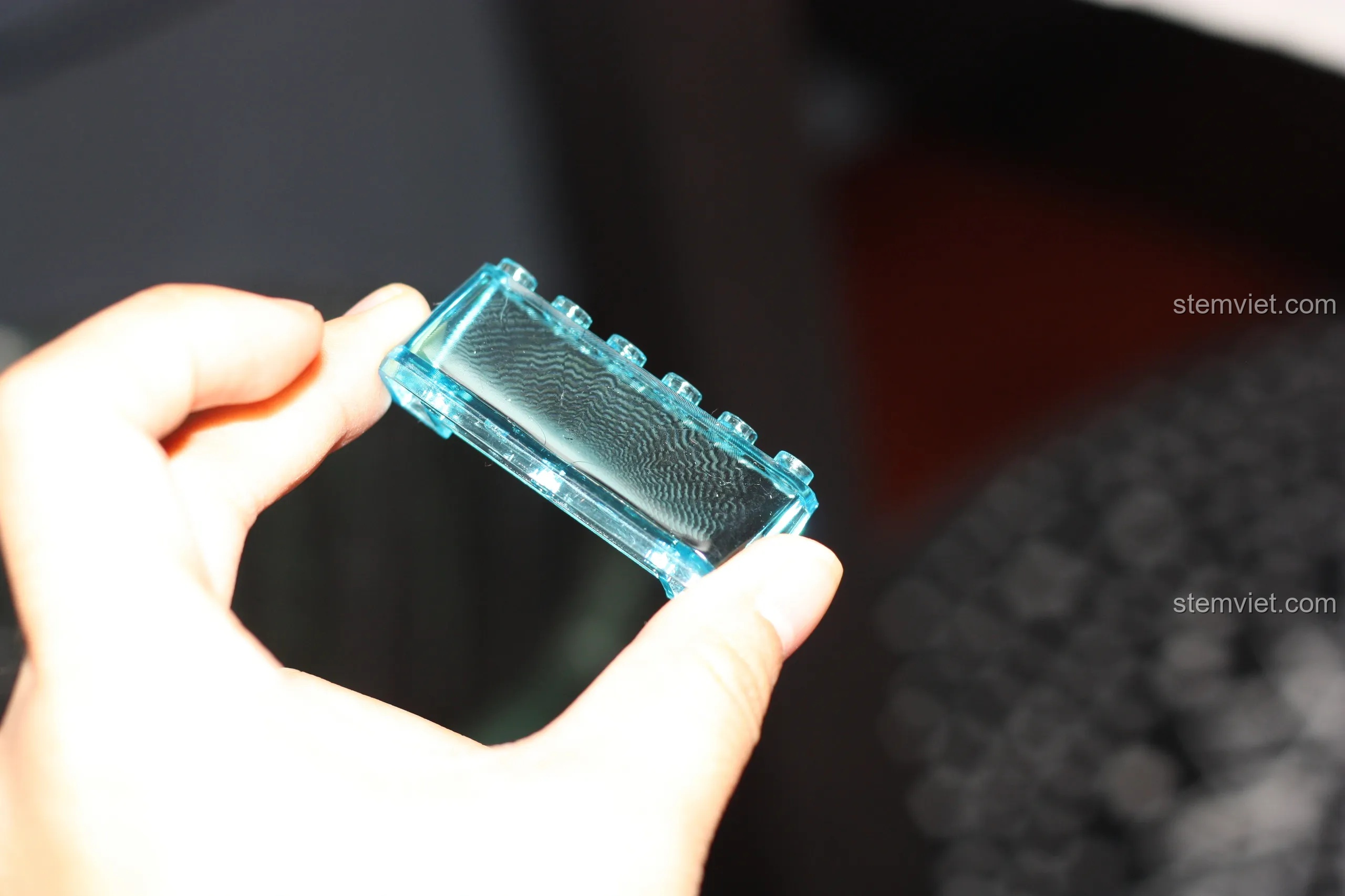 Chi tiết kính chắn gió của bộ xếp hình Mô Xe Cứu Hỏa cho trẻ em 6+ có một vài gợn sóng trên bề mặt.