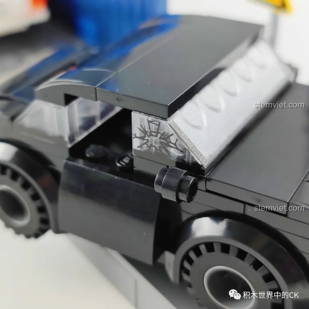 Chi tiết kính chắn gió bị nứt trên xe ô tô đen của bộ K20708.