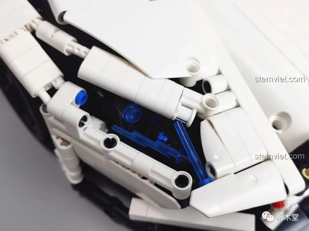 Kính chắn gió và chi tiết gạt nước của mô hình Feifan F10002 Lamborghini Aventador SVJ Roadster.