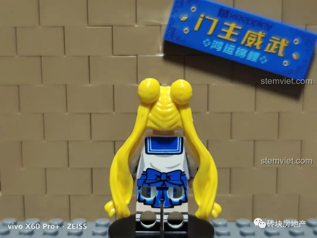 Mặt sau của minifigure Thủy Thủ Mặt Trăng Kopf KF6035 với mái tóc vàng đặc trưng được tạo hình chi tiết.