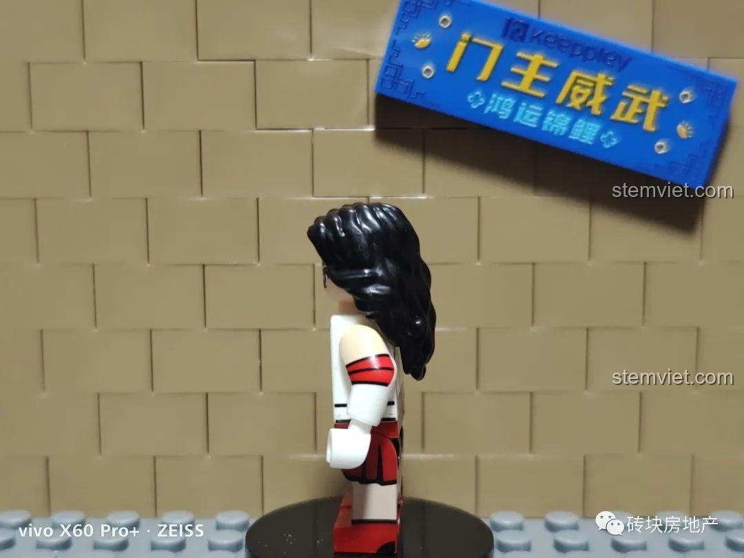 Góc nghiêng của minifigure Thủy Thủ Sao Hỏa Kopf KF6035, mái tóc đen dài và trang phục đỏ nổi bật.