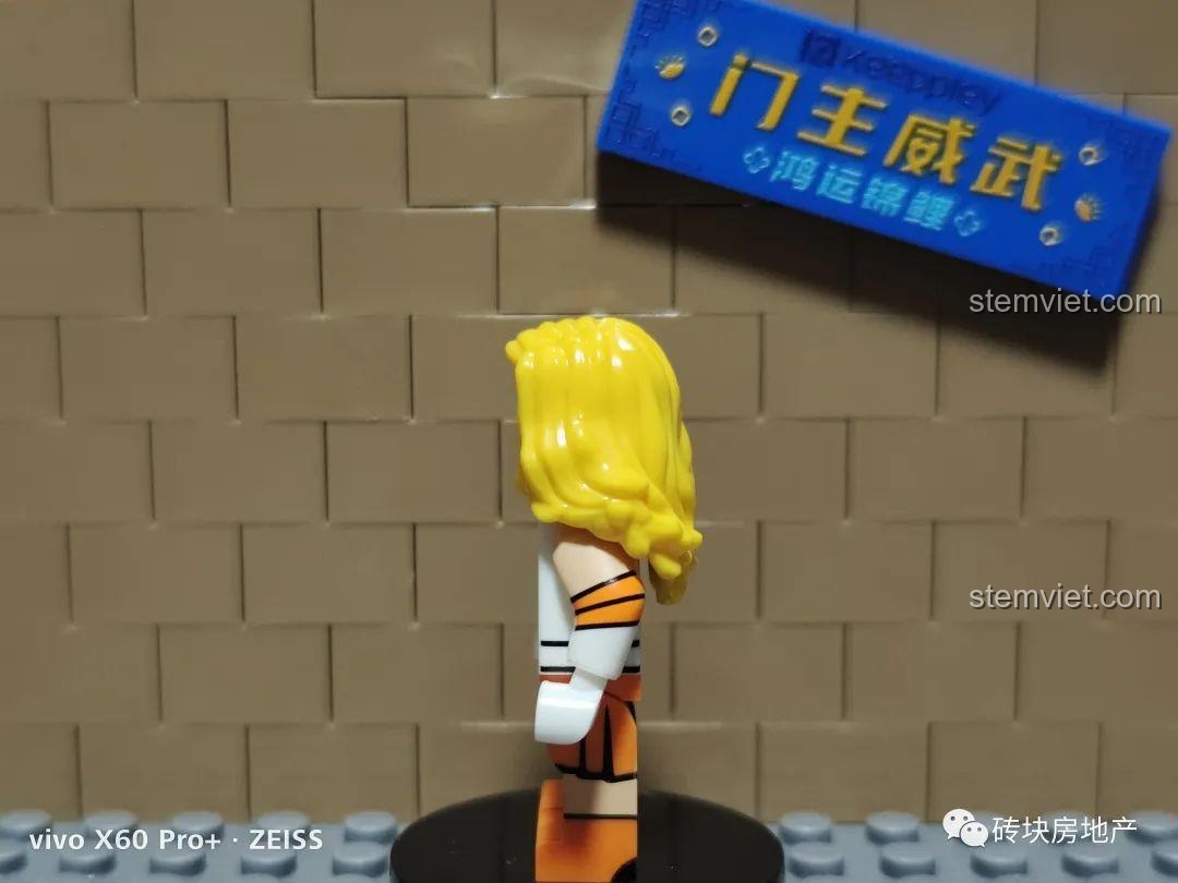 Góc nghiêng của minifigure Thủy Thủ Sao Kim Kopf KF6035, mái tóc vàng óng và trang phục màu cam.