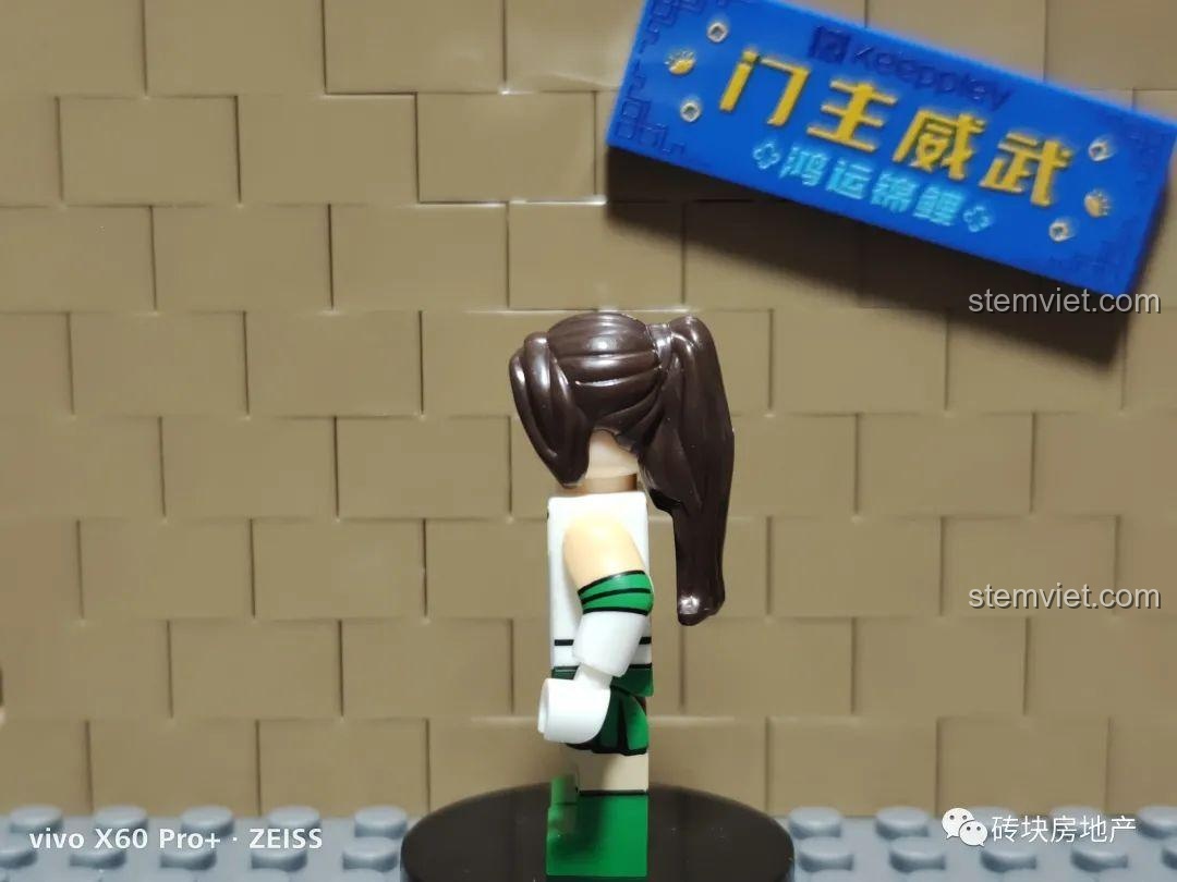 Góc nghiêng của minifigure Thủy Thủ Sao Mộc Kopf KF6035, trang phục xanh lá và mái tóc nâu buộc cao.