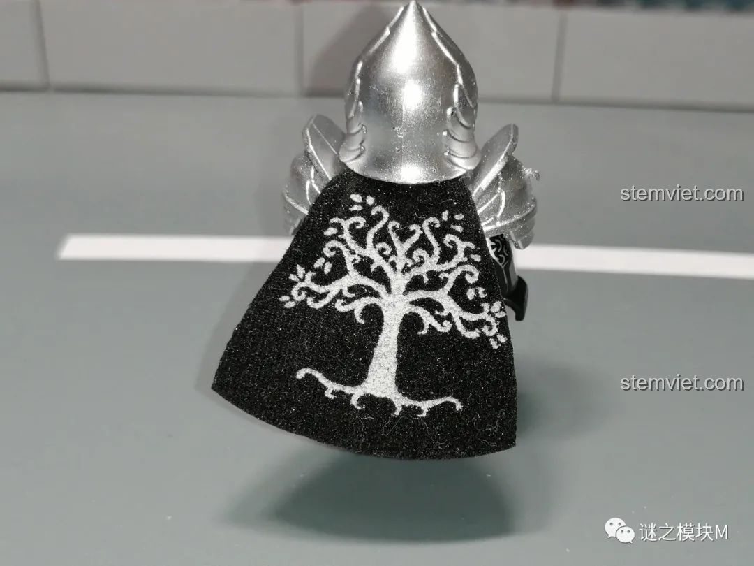 Áo choàng đen của minifigure chiến binh Gondor, in biểu tượng cây trắng Gondor.