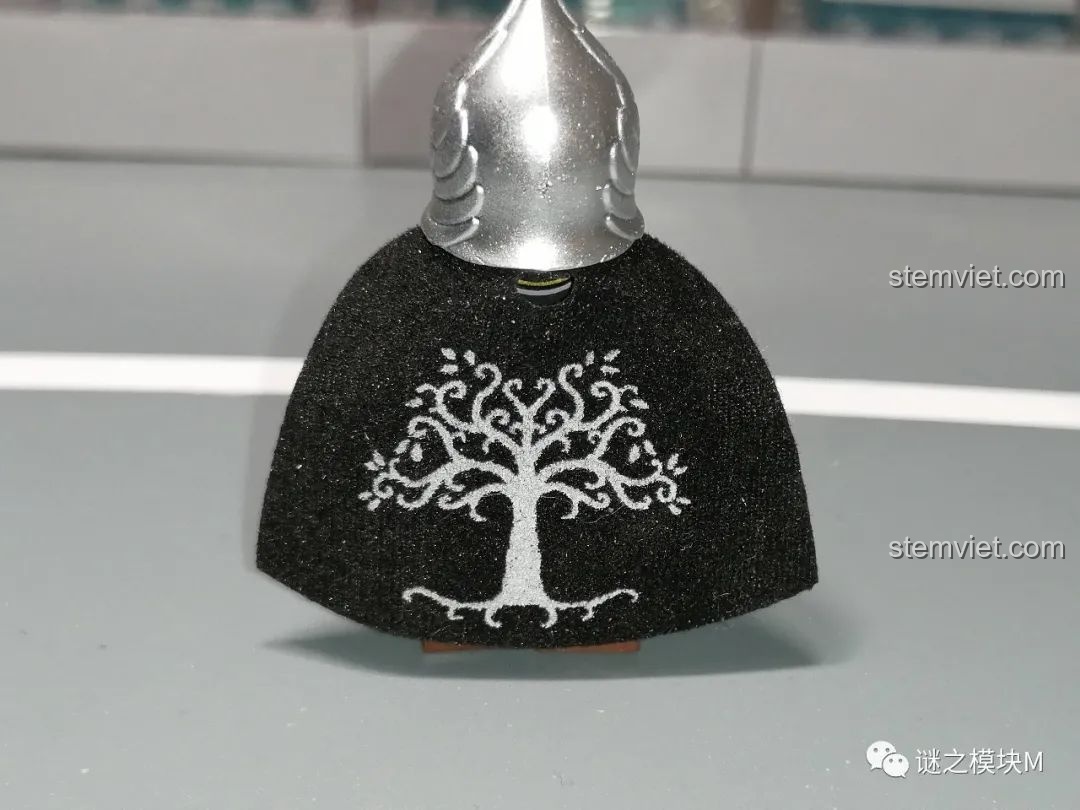 Áo choàng đen của minifigure chiến binh Gondor, in biểu tượng cây trắng Gondor phiên bản khác.