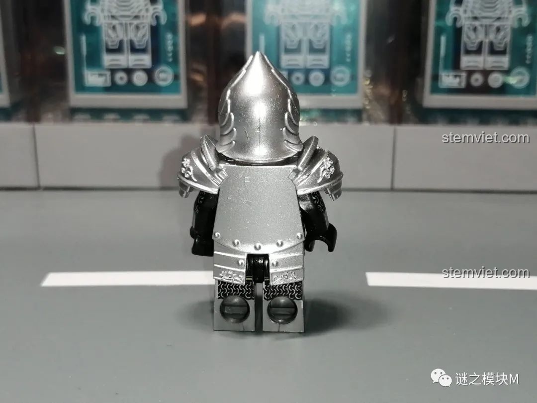 Mặt sau áo giáp dài của minifigure chiến binh Gondor, chi tiết in ấn cây trắng Gondor.