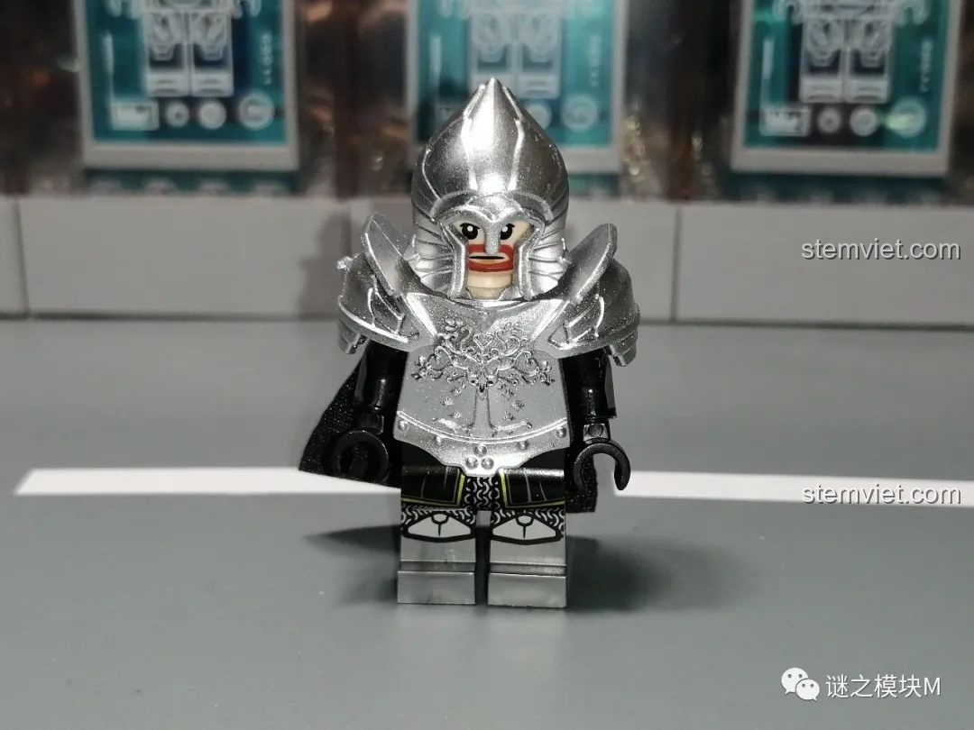 Minifigure chiến binh Gondor với áo giáp ngắn, chi tiết in ấn cây trắng Gondor và mũ trụ bạc.