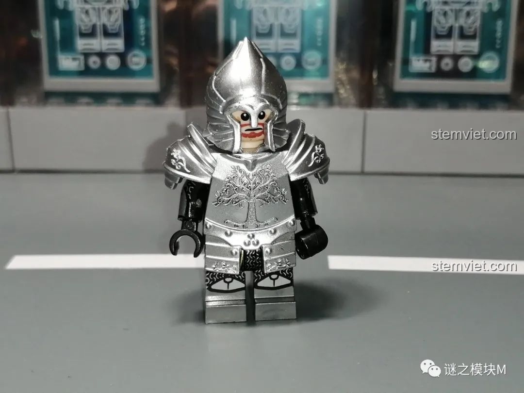 Minifigure chiến binh Gondor với áo giáp ngắn phiên bản khác, chi tiết in ấn phức tạp hơn.