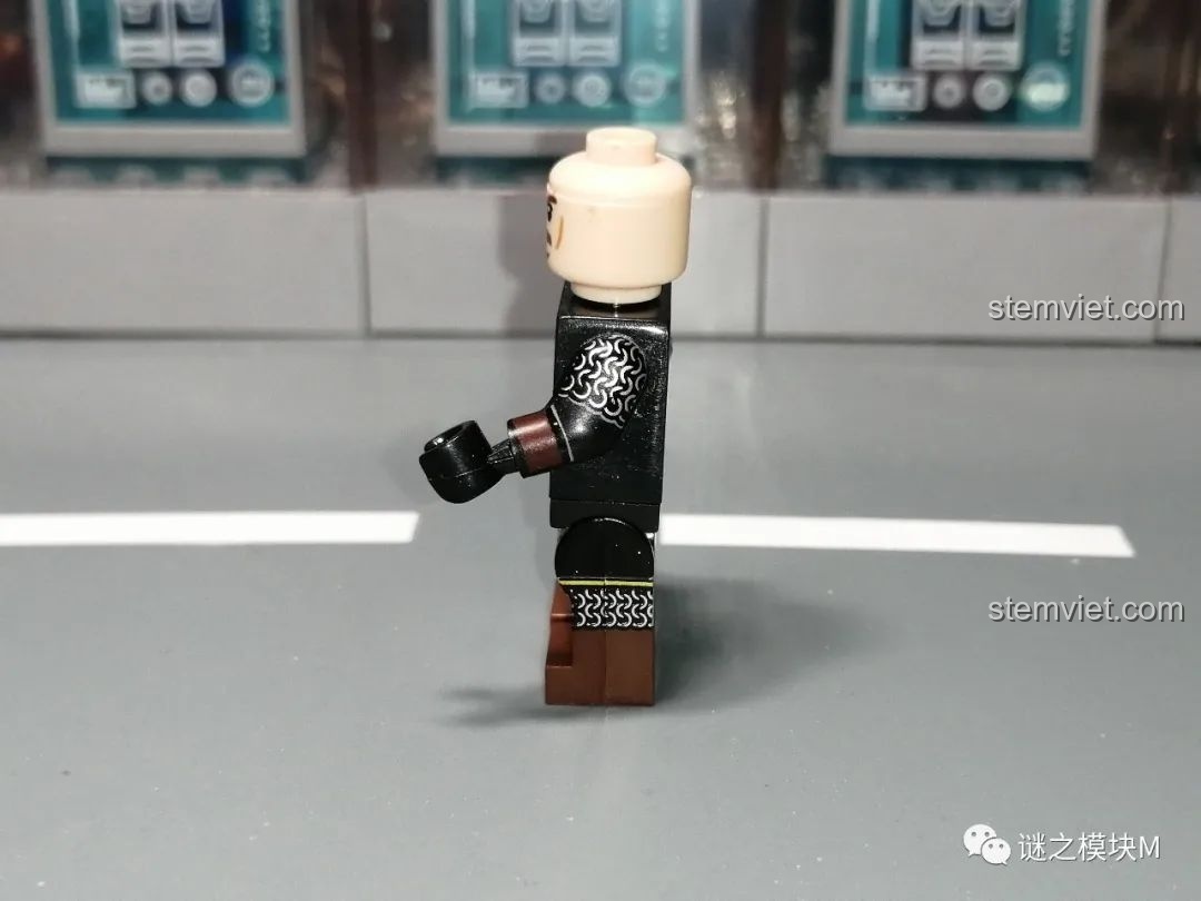 Góc nghiêng thân minifigure chiến binh Gondor giáp nhẹ với khuôn mặt râu, chi tiết in ấn.