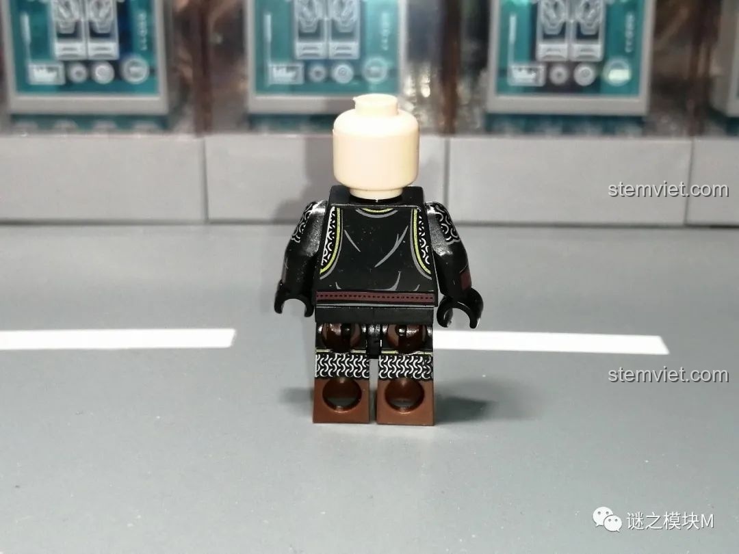 Mặt sau thân minifigure chiến binh Gondor giáp nhẹ với khuôn mặt râu, chi tiết in ấn.