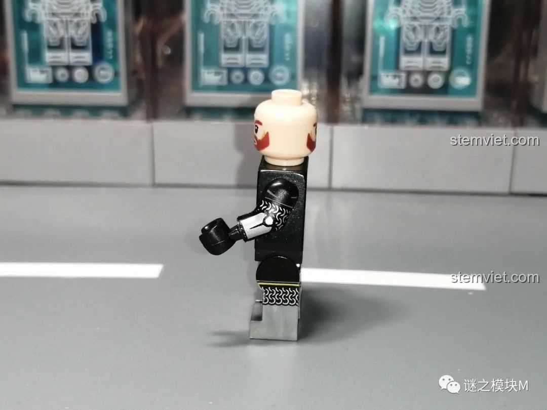 Góc nghiêng thân minifigure chiến binh Gondor giáp nhẹ, thể hiện chi tiết in ấn và khớp nối.