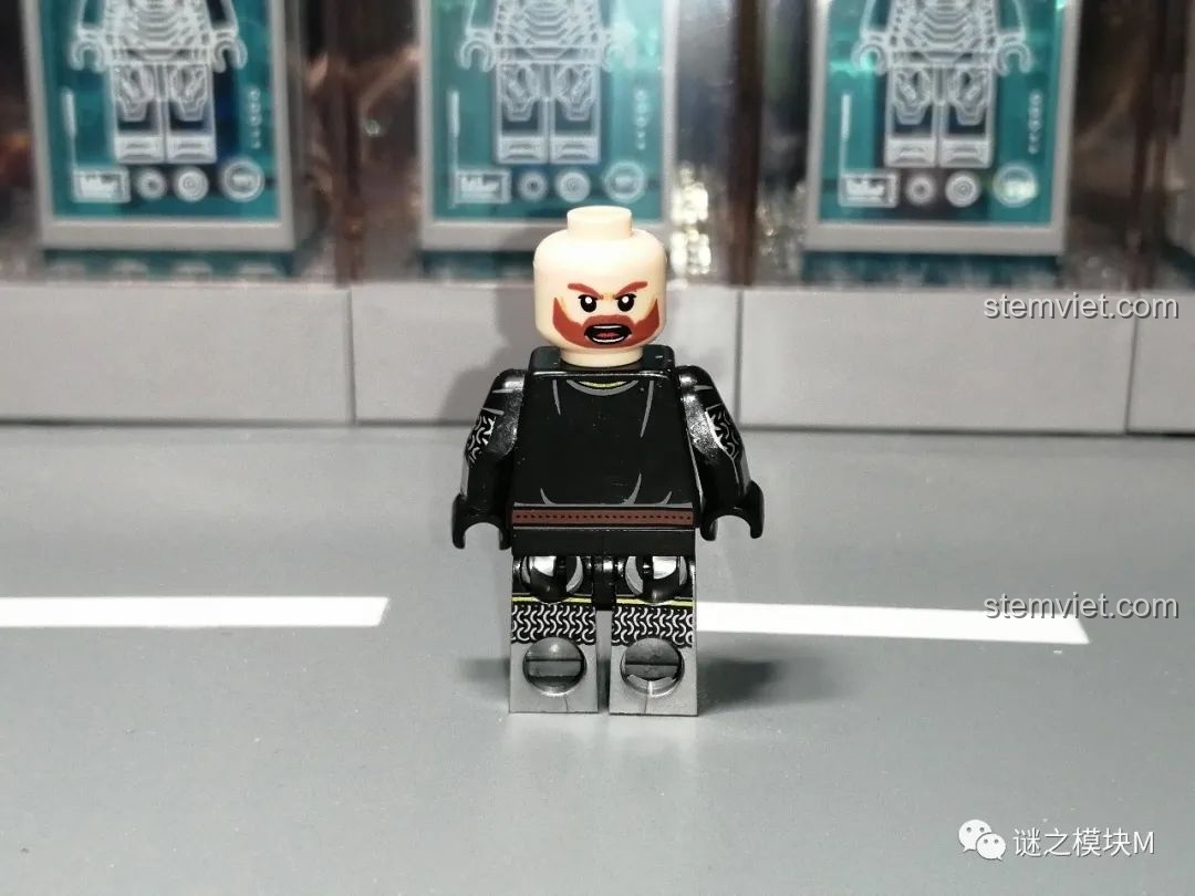 Mặt sau thân minifigure chiến binh Gondor giáp nhẹ, chi tiết in ấn áo giáp và quần.