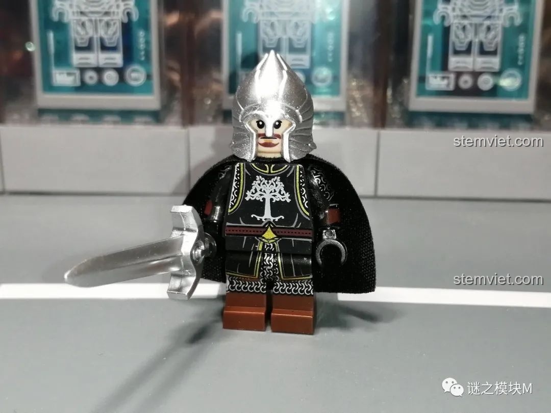 Minifigure chiến binh Gondor giáp nhẹ cầm kiếm, chi tiết in ấn trên áo giáp và quần.