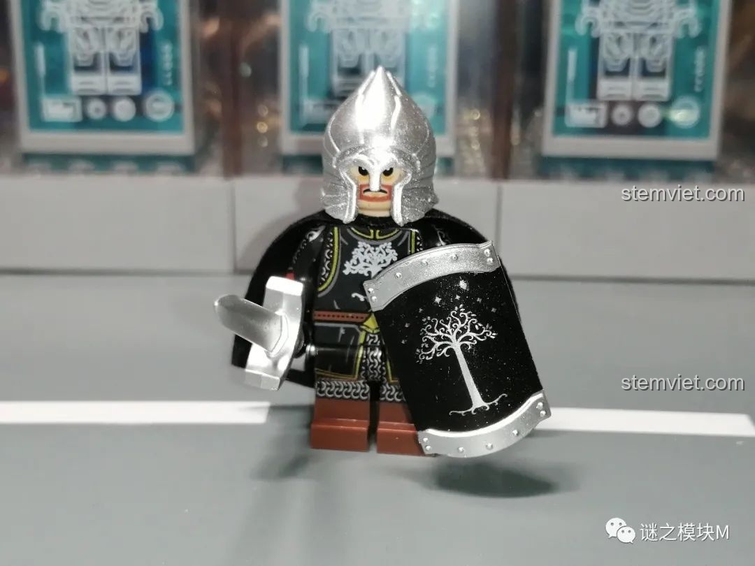 Minifigure chiến binh Gondor giáp nhẹ cầm kiếm và khiên, áo choàng đen và biểu tượng cây trắng.