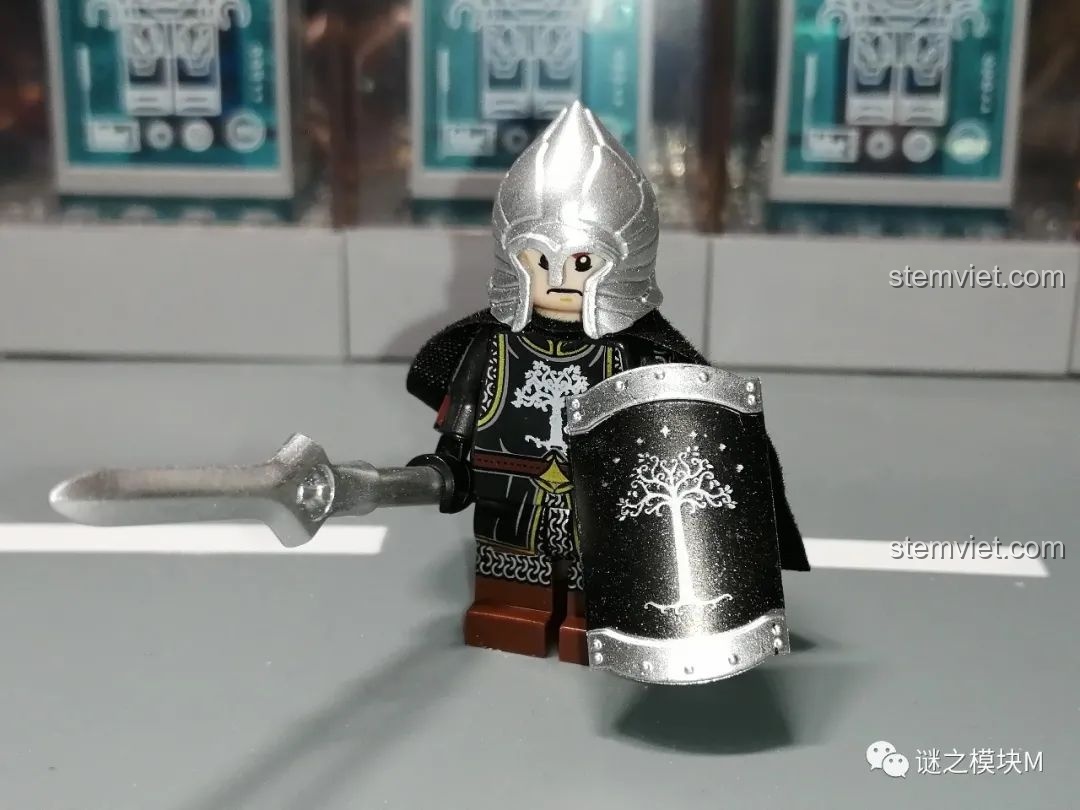 Minifigure chiến binh Gondor giáp nhẹ cầm thương và khiên, biểu tượng cây trắng trên khiên nổi bật.