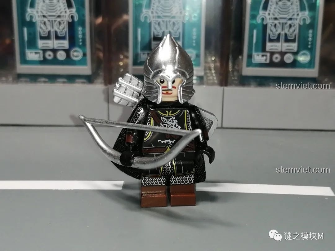 Minifigure cung thủ Gondor giáp nhẹ cầm nỏ, chi tiết áo choàng đen và mũ trụ bạc.