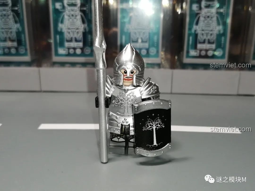 Minifigure chiến binh Gondor giáp nặng cầm thương và khiên, chi tiết in ấn sắc nét trên giáp và khiên.