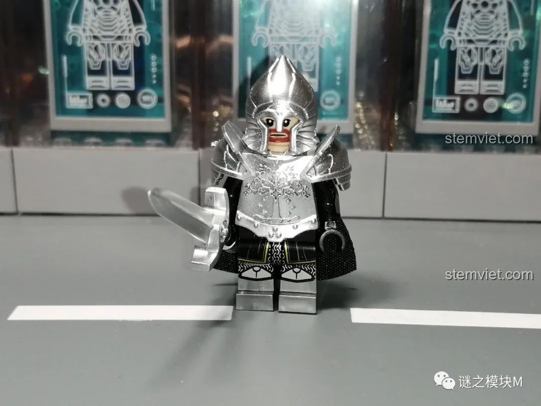 Minifigure chiến binh Gondor giáp nặng cầm kiếm, chi tiết giáp và mũ trụ bạc sáng bóng.