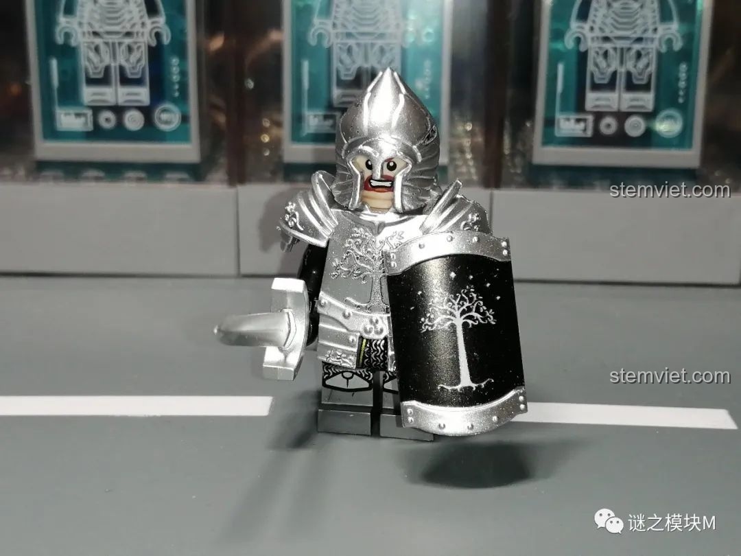 Minifigure chiến binh Gondor giáp nặng cầm kiếm và khiên, biểu tượng cây trắng trên khiên nổi bật.