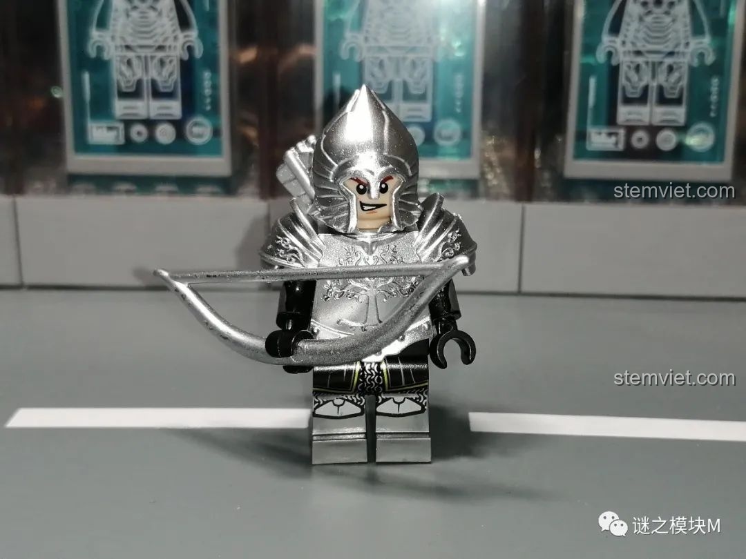 Minifigure cung thủ Gondor giáp nặng cầm nỏ, chi tiết giáp và mũ trụ bạc sáng bóng.