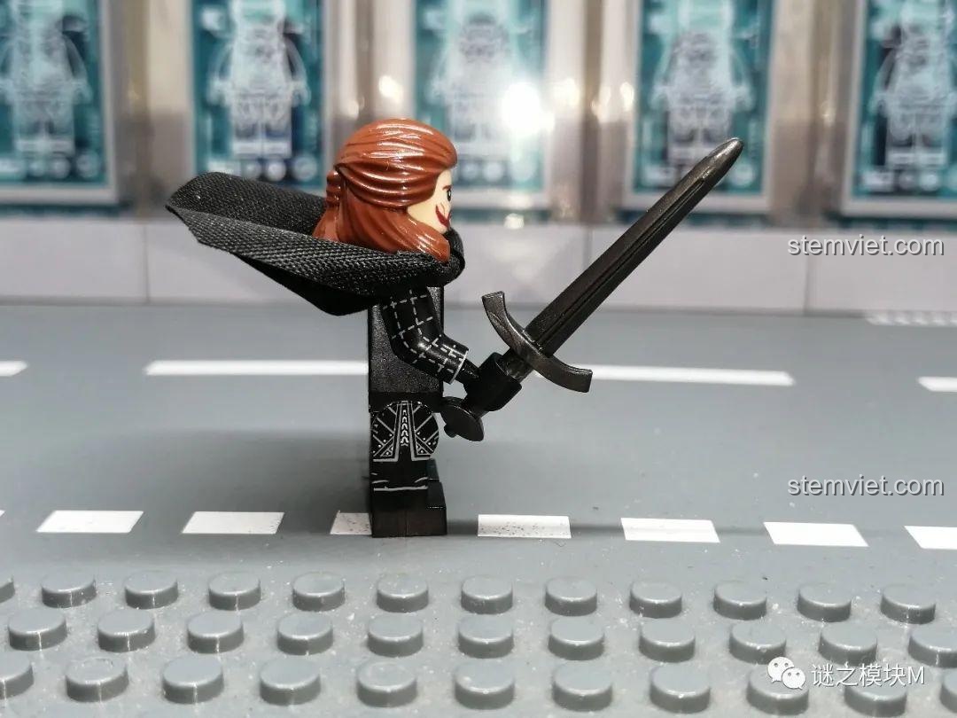 Ảnh chụp từ bên hông của minifigure Benjen Stark KORUIT KT1024, cho thấy chi tiết in trên tay và thân.