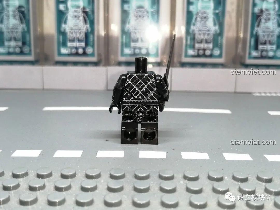 Ảnh chụp phía sau của minifigure Benjen Stark KORUIT KT1024, thể hiện chi tiết in sau lưng.