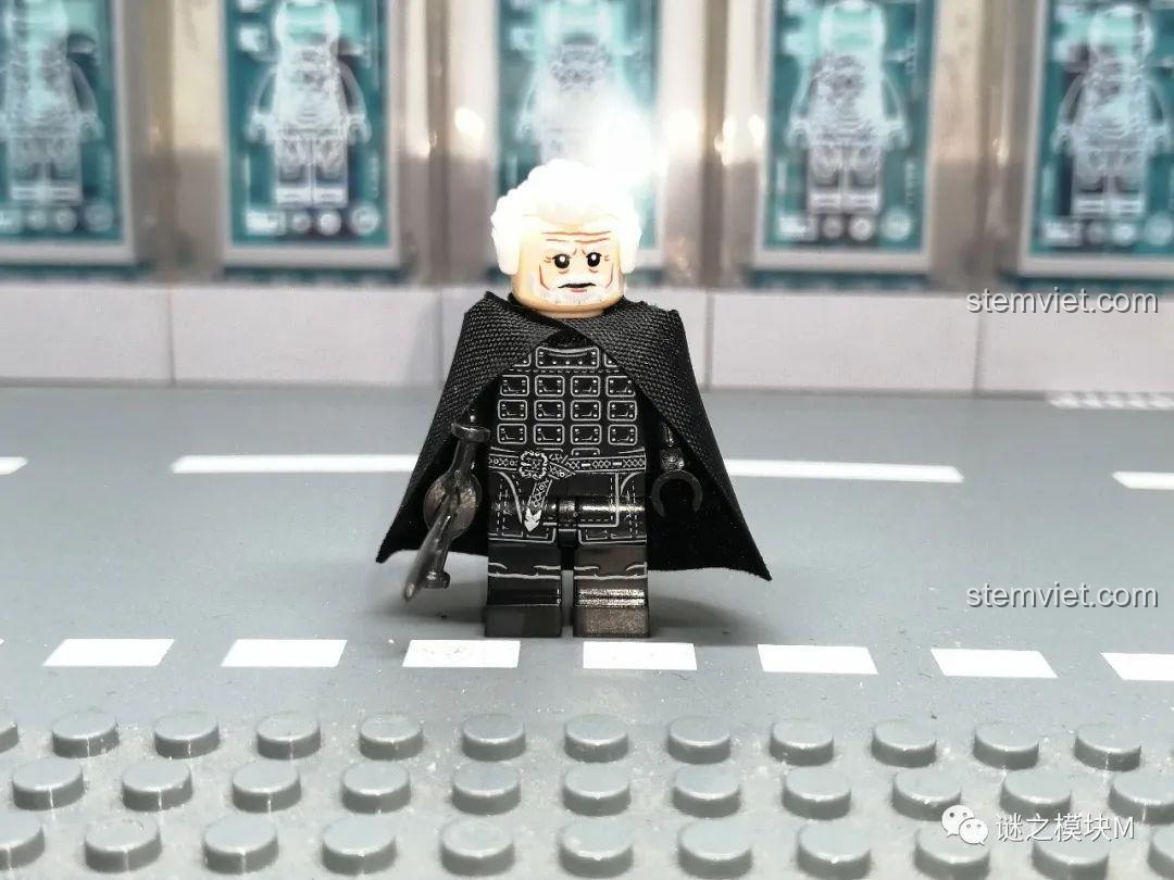 Ảnh chụp thực tế minifigure Jeor Mormont từ bộ KORUIT KT1024, một nhân vật trong bộ sưu tập Game of Thrones.