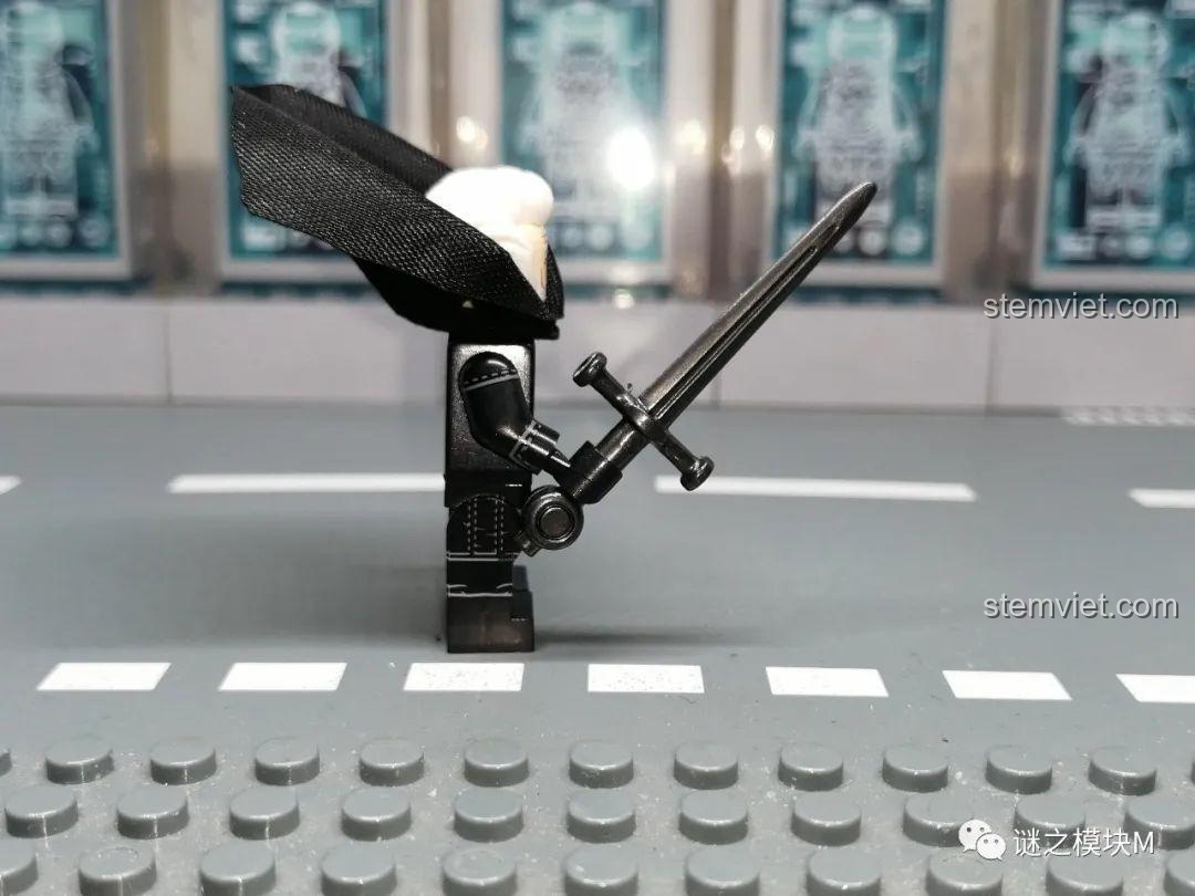 Ảnh chụp từ bên hông của minifigure Jeor Mormont KORUIT KT1024, cho thấy chi tiết in trên tay và thân.