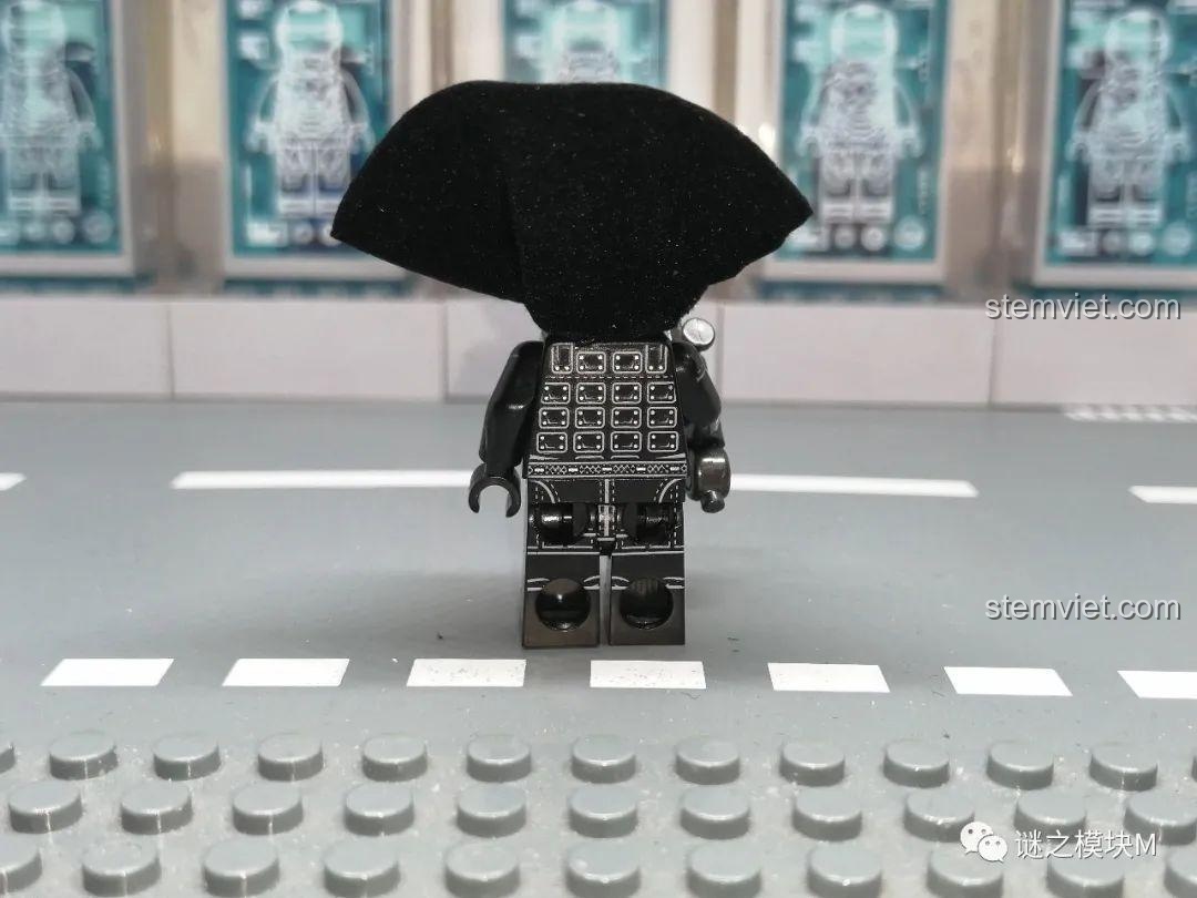 Ảnh chụp phía sau của minifigure Jeor Mormont KORUIT KT1024, thể hiện chi tiết in sau lưng.