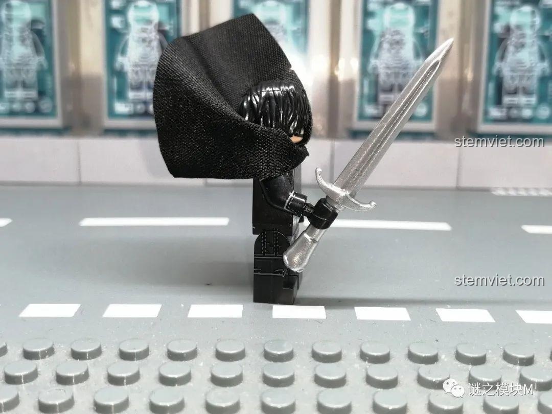 Ảnh chụp từ bên hông của minifigure Jon Snow KORUIT KT1024, cho thấy chi tiết in trên tay và thân.