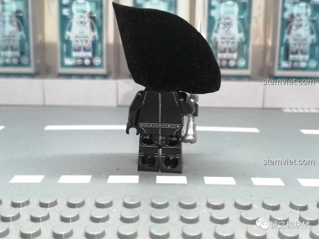 Ảnh chụp phía sau của minifigure Jon Snow KORUIT KT1024, thể hiện chi tiết in sau lưng.