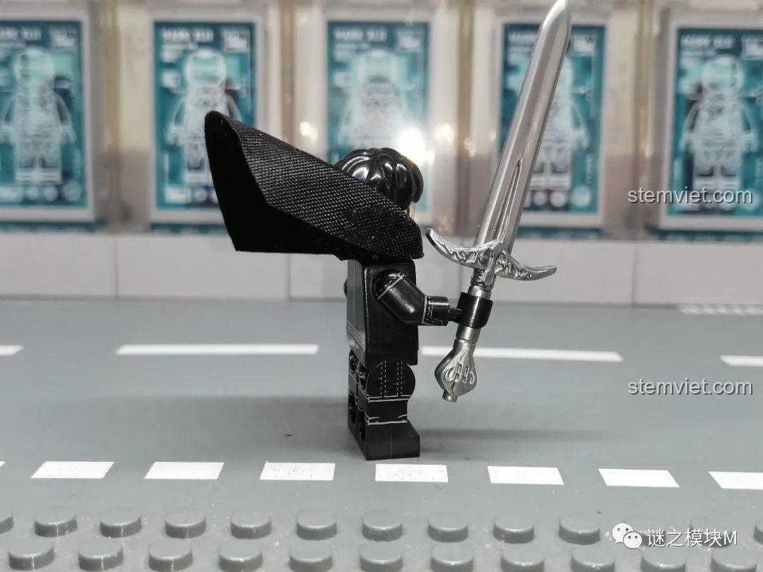 Ảnh chụp từ bên hông của minifigure Samwell Tarly KORUIT KT1024, cho thấy chi tiết in trên tay và thân.